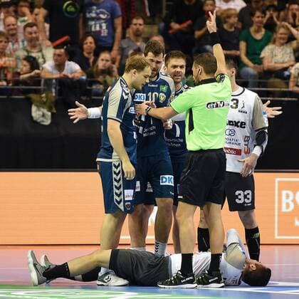 Handball, Herren, EHF-Pokal, Saison 2017 18, Viertelfinale, Rückspiel, Füchse Berlin - RK Nexe, Paul Drux (Nr. 95, Füchse Berlin) erhält eine Zwei-Minuten-Strafe, 28.04.18, Copyright: xMichaelxHundtx xMatthiasxKochx