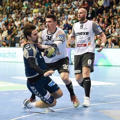 Handball, Herren, EHF-Pokal, Saison 2017 18, Viertelfinale, Rückspiel, Füchse Berlin - RK Nexe, Fabian Wiede (Nr. 3, Füchse Berlin), Mario Tomic (Nr. 33, RK Nexe), Marko Mrdenovic (Nr. 8, RK Nexe), 28.04.18, Copyright: xMichaelxHundtx xMatthiasxKochx