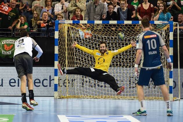 Handball, Herren, EHF-Pokal, Saison 2017 18, Viertelfinale, Rückspiel, Füchse Berlin - RK Nexe, Sasa Barisic (Nr. 9, RK Nexe) überwindet TW Silvio Heinevetter (Nr. 12, Füchse Berlin) beim Siebenmeter, 28.04.18, Copyright: xMichaelxHundtx xMatthiasxKochx