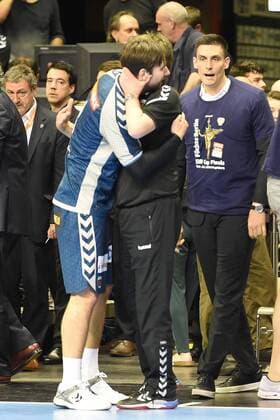 Handball, Herren, EHF-Pokal, Saison 2017 18, Viertelfinale, Rückspiel, Füchse Berlin - RK Nexe, Jubel nach dem Abpfiff bei den Füchsen Berlin, Fabian Wiede (Nr. 3, Füchse Berlin), Cheftrainer Velimir Petkovic (Füchse Berlin), Ignacio Plaza Jimenez (Nr. 17, Füchse Berlin), 28.04.18, Copyright: xMichaelxHundtx xMatthiasxKochx