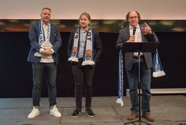 28.04.2018, xfux, Fussball 2.Bundesliga, SV Darmstadt 98 Premiere Lilienmusical Aus Tradition anders im Staatstheater in Darmstadt, emspor, emonline, deloka, v.l. Vizepraesident Markus Pfitzner (SV Darmstadt 98), Regisseur Martin G. Berger (Musical Aus Tradition anders im Staatstheater in Darmstadt, dass vom SV Darmstadt 98 handelt), Gernot Wojnarowicz (Darmaturgie Konzert Staatstheater Darmstadt) bei der Einfuehrung vor den Zuschauern Darmstadt