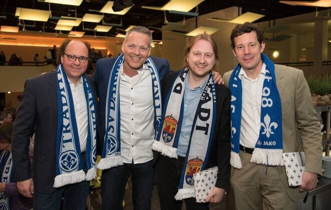 28.04.2018, xfux, Fussball 2.Bundesliga, SV Darmstadt 98 Premiere Lilienmusical Aus Tradition anders im Staatstheater in Darmstadt, emspor, emonline, deloka, v.l. Gernot Wojnarowicz (Darmaturgie Konzert Staatstheater Darmstadt), Praesident Klaus Ruediger Fritsch (SV Darmstadt 98), Regisseur Martin G. Berger (Musical Aus Tradition anders im Staatstheater in Darmstadt, dass vom SV Darmstadt 98 handelt), Intendant Karten Wiegand (Staatstheater Darmstadt) Darmstadt