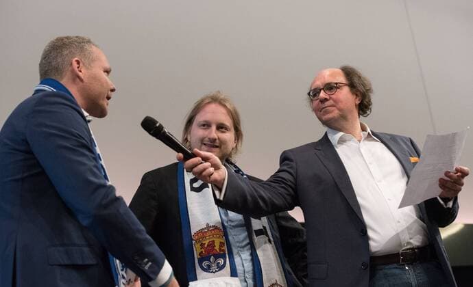 28.04.2018, xfux, Fussball 2.Bundesliga, SV Darmstadt 98 Premiere Lilienmusical Aus Tradition anders im Staatstheater in Darmstadt, emspor, emonline, deloka, v.l. Vizepraesident Markus Pfitzner (SV Darmstadt 98), Regisseur Martin G. Berger (Musical Aus Tradition anders im Staatstheater in Darmstadt, dass vom SV Darmstadt 98 handelt), Gernot Wojnarowicz (Darmaturgie Konzert Staatstheater Darmstadt) Darmstadt