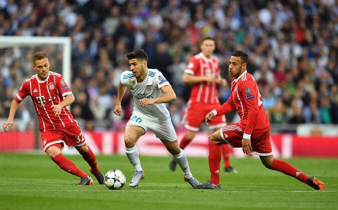 Marco Asensio Willemsen (Real),mam Ball, links nJoshua Kimmich (FC Bayern), rechts Corentin Tolisso (FC Bayern), Real Madrid - FC Bayern UEFA-Champions League, CL, Halbfinale, 1 2 Finale, Rückspiel, Saison 2017 2018, Fußball, Fussball, soccer, Herren, Deutschland, Germany, Madrid, 1.5.2018 Stadion Bernabeu