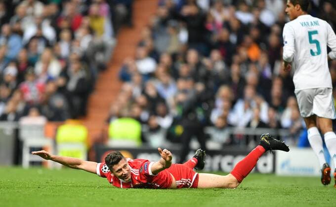 Robert Lewandowski (FC Bayern), enttäuscht am Boden Real Madrid - FC Bayern UEFA-Champions League, CL, Halbfinale, 1 2 Finale, Rückspiel, Saison 2017 2018, Fußball, Fussball, soccer, Herren, Deutschland, Germany, Madrid, 1.5.2018 Stadion Bernabeu