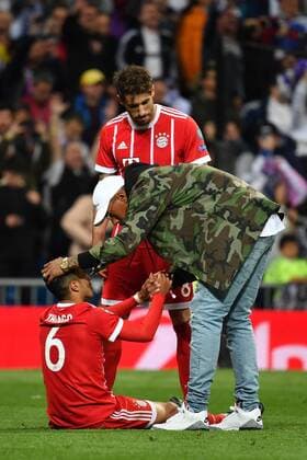 die verletzte Jerome BOATENG (Bayern Muenchen) in zivil troestet Thiago ALCANTARA (FCB) und Javi (Javier) MARTINEZ (Bayern Muenchen), Enttaeuschung,Frust,enttaeuscht,frustriert,niedergeschlagen,Trost, nach Spielende,Aktion. Fussball Champions League, Halbfinale, Real Madrid-FC Bayern Muenchen 2-2. am 01.05.2018,E S T A D I O S A N T I A G O B E R N A B E U.