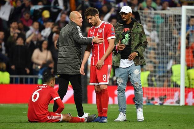 die verletzten Arjen ROBBEN (Bayern Muenchen) und Jerome BOATENG (Bayern Muenchen) troesten Thiago ALCANTARA (FCB) und Javi (Javier) MARTINEZ (Bayern Muenchen), Enttaeuschung,Frust,enttaeuscht,frustriert,niedergeschlagen,Trost, nach Spielende,Aktion. Fussball Champions League, Halbfinale, Real Madrid-FC Bayern Muenchen 2-2. am 01.05.2018,E S T A D I O S A N T I A G O B E R N A B E U.