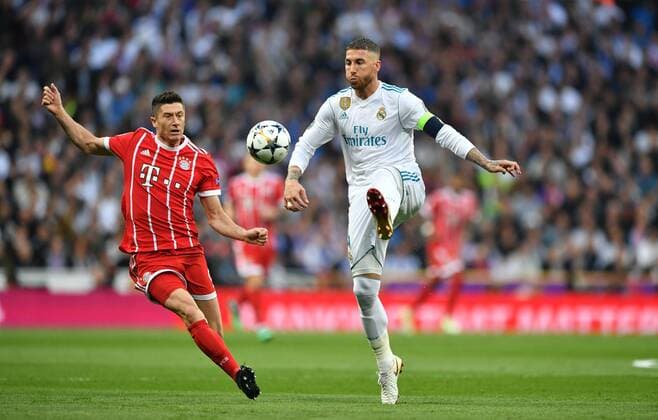 Sergio Ramos (Real), am Ball, links Robert Lewandowski (FC Bayern), Real Madrid - FC Bayern UEFA-Champions League, CL, Halbfinale, 1 2 Finale, Rückspiel, Saison 2017 2018, Fußball, Fussball, soccer, Herren, Deutschland, Germany, Madrid, 1.5.2018 Stadion Bernabeu