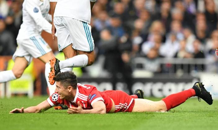 Robert Lewandowski (FC Bayern), enttäuscht am Boden Real Madrid - FC Bayern UEFA-Champions League, CL, Halbfinale, 1 2 Finale, Rückspiel, Saison 2017 2018, Fußball, Fussball, soccer, Herren, Deutschland, Germany, Madrid, 1.5.2018 Stadion Bernabeu