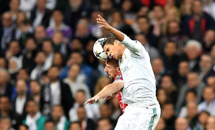 Raphael Varane (Real), und Franck Ribery (FC Bayern), beim Kopfballduell Real Madrid - FC Bayern UEFA-Champions League, CL, Halbfinale, 1 2 Finale, Rückspiel, Saison 2017 2018, Fußball, Fussball, soccer, Herren, Deutschland, Germany, Madrid, 1.5.2018 Stadion Bernabeu