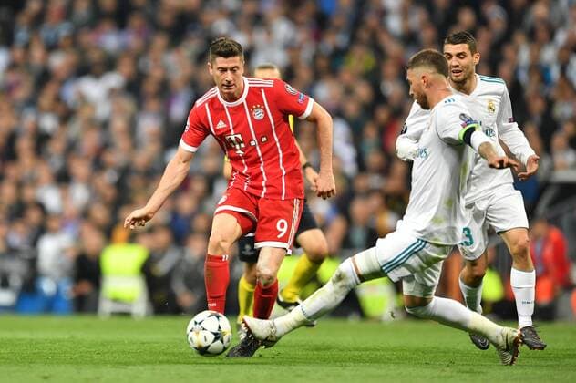 Robert Lewandowski (FC Bayern), am Ball, rechts Sergio Ramos (Real), hinten Mateo Kovacic (Real), Real Madrid - FC Bayern UEFA-Champions League, CL, Halbfinale, 1 2 Finale, Rückspiel, Saison 2017 2018, Fußball, Fussball, soccer, Herren, Deutschland, Germany, Madrid, 1.5.2018 Stadion Bernabeu