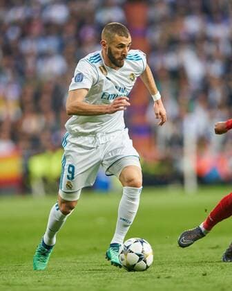 Karim BENZEMA, Real 9 Einzelaktion mit Ball, Ganzfigur, Freisteller, Einzelbild, Hochformat, Aktion, Ganzkoerper, Einzelaufnahmen, Action Ballannahme, Ballbehandlung REAL MADRID - FC BAYERN MUENCHEN 2-2 Halbfinale Rueckspiel, Fussball UEFA Champions League, Madrid, Spanien 01.05.2018 CL Saison 2017 2018, FCB,