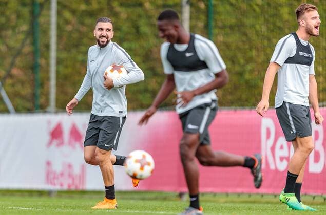 02.05.2018, Trainingsgelnde, Salzburg, AUT, UEFA EL, FC Salzburg vs Olympique Marseille, Halbfinale, Rueckspiel, Training, im Bild Munas Dabbur (FC Salzburg), Marin Pongracic (FC Salzburg) during a Trainingssession before the UEFA Europa League Semifinal, 2nd Leg Match between FC Salzburg and Olympique Marseille at the Trainingsground in Salzburg, Austria on 2018 05 02. Salzburg