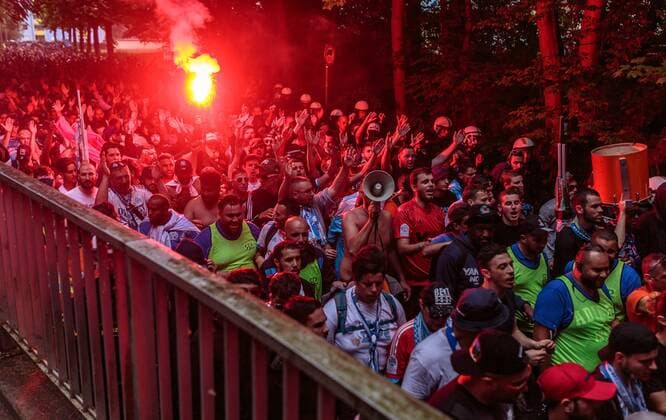 03.05.2018, Red Bull Arena, Salzburg, AUT, UEFA EL, FC Salzburg vs Olympique Marseille, Halbfinale, Rueckspiel, im Bild Polizisten begleiten den Fanmarsch der Marseille Fans die bengalische Fackeln abbrennen during the UEFA Europa League Semifinal, 2nd Leg Match between FC Salzburg and Olympique Marseille at the Red Bull Arena in Salzburg, Austria on 2018 05 03. Salzburg