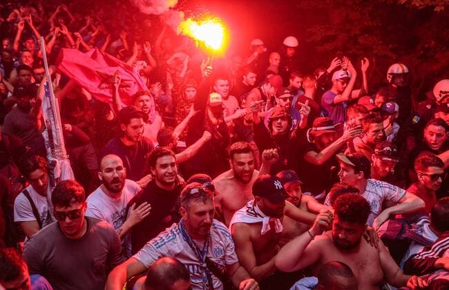03.05.2018, Red Bull Arena, Salzburg, AUT, UEFA EL, FC Salzburg vs Olympique Marseille, Halbfinale, Rueckspiel, im Bild Polizisten begleiten den Fanmarsch der Marseille Fans die bengalische Fackeln abbrennen during the UEFA Europa League Semifinal, 2nd Leg Match between FC Salzburg and Olympique Marseille at the Red Bull Arena in Salzburg, Austria on 2018 05 03. Salzburg