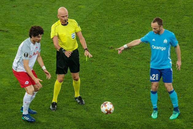 03.05.2018, Red Bull Arena, Salzburg, AUT, UEFA EL, FC Salzburg vs Olympique Marseille, Halbfinale, Rueckspiel, im Bild Andre Ramalho (FC Salzburg), Referee Sergei Karasev (RUS), Valere Germain (Olympique Marseille) during the UEFA Europa League Semifinal, 2nd Leg Match between FC Salzburg and Olympique Marseille at the Red Bull Arena in Salzburg, Austria on 2018 05 03. Salzburg
