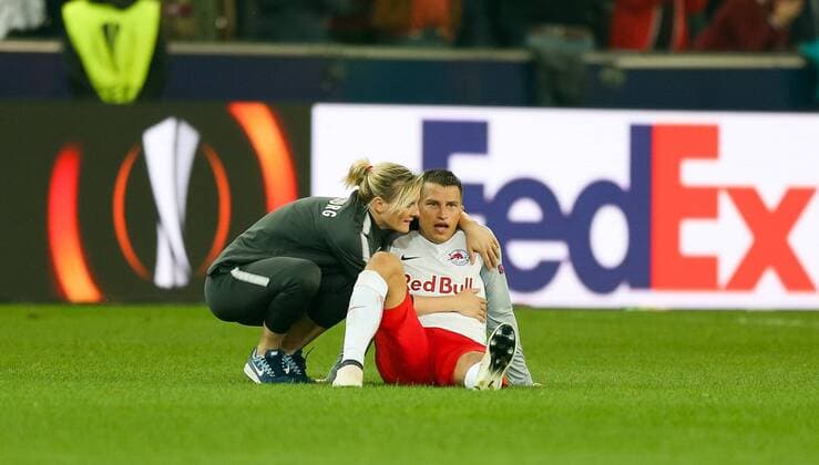 Bilder des Tages - SPORT 03.05.2018, Red Bull Arena, Salzburg, AUT, UEFA EL, FC Salzburg vs Olympique Marseille, Halbfinale, Rueckspiel, im Bild enttuschter FC Salzburg nach dem Spiel during the UEFA Europa League Semifinal, 2nd Leg Match between FC Salzburg and Olympique Marseille at the Red Bull Arena in Salzburg, Austria on 2018 05 03. Salzburg