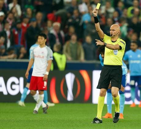 03.05.2018, Red Bull Arena, Salzburg, AUT, UEFA EL, FC Salzburg vs Olympique Marseille, Halbfinale, Rueckspiel, im Bild Gelb fr Yohann Pele (Olympique Marseille) during the UEFA Europa League Semifinal, 2nd Leg Match between FC Salzburg and Olympique Marseille at the Red Bull Arena in Salzburg, Austria on 2018 05 03. Salzburg