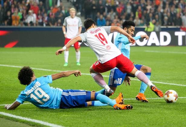 03.05.2018, Red Bull Arena, Salzburg, AUT, UEFA EL, FC Salzburg vs Olympique Marseille, Halbfinale, Rueckspiel, im Bild Luiz Gustavo (Olympique Marseille), Hee Chan Hwang (FC Salzburg) unsd Jordan Amavi (Olympique Marseille) during the UEFA Europa League Semifinal, 2nd Leg Match between FC Salzburg and Olympique Marseille at the Red Bull Arena in Salzburg, Austria on 2018 05 03. Salzburg