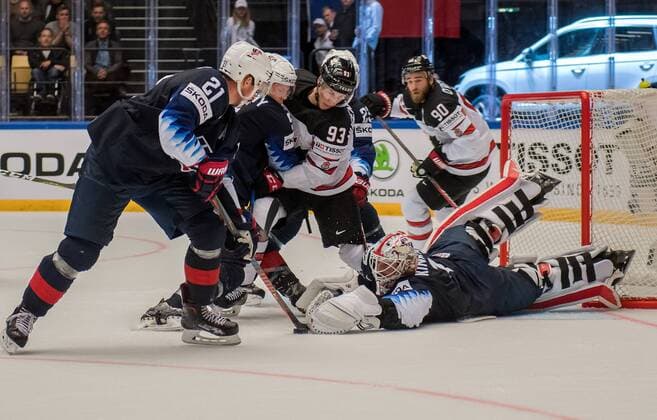 04.05.2018, xblx, Eishockey WM 2018, USA - Kanada, emspor, v.l. Dylan Larkin (Team USA), Connor Murphy (Team USA), Ryan Nugent Hopkins (Team Canada, Kanada), Ryan O reilly (Team Canada, Kanada), Keith Kinkaid (Team USA) Herning