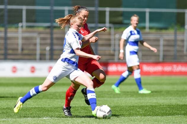 v.li. Vanessa Martini (MSV Duisburg, 22), Lidija Kulis (1. FC Köln, 32), Zweikampf, Spielszene, Duell, duel, tackle, tackling, Dynamik, Action, Aktion, Fussball, Fussball, Allianz Frauen-Bundesliga, 1. FC Köln - MSV Duisburg,