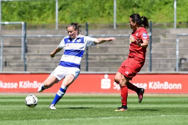 v.li. Lucie Harsanyova (MSV Duisburg, 2), Amber Hearn (1. FC Köln, 10), Zweikampf, Spielszene, Duell, duel, tackle, tackling, Dynamik, Action, Aktion, Fussball, Fussball, Allianz Frauen-Bundesliga, 1. FC Köln - MSV Duisburg,
