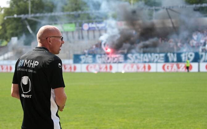 Fußball, Trainerhistorie, Stuttgarter Kickers 12.05.2018, Deutschland, Stuttgart, Fußball Regionalliga Südwest 38. Spieltag Saison 2017 2018 SV Stuttgarter Kickers vs. FSV Frankfurt: Caotische Fans, Ultras zünden Pyrotechnik, Freuer, Rauch, Raketen, Qualm, Spielunterbrechung (Kickers), Trainer Jürgen Seeberger