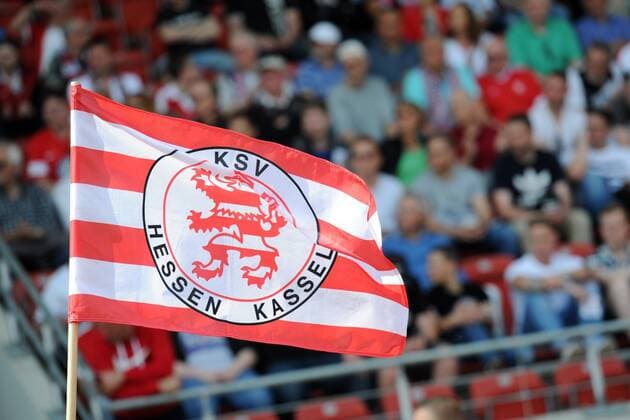 Fußball, Stadiongeschichte KSV Hessen-Kassel Symbol, Logo, des KSV, Feature, Fahne, Flagge -- KSV Hessen Kassel vs TSV Eintracht Stadtallendorf, Fussball, Regionalliga Suedwest,--- 12.05.2018, Fussball -- KSV Hessen Kassel vs TSV Eintracht Stadtallendorf -- 12.05.2018 Kassel Copyright: xSippel xEibner-Pressefotox EP_rsl