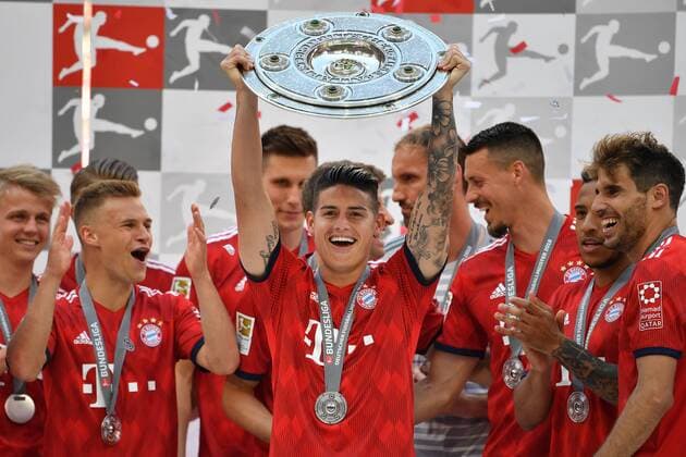 James RODRIGUEZ (Bayern Muenchen) mit Schale,Meisterschale,Trophaee,, Jubel,Freude,Begeisterung, Siegerehrung, Fussball 1. Bundesliga,34. Spieltag,Spieltag34, FC Bayern Muenchen (M)-VFB Stuttgart (S) 1-4, am 12.05.2018 in Muenchen Deutschland, A L L I A N Z A R E N A. Deutscher Meister,Deutsche Meisterschaft,
