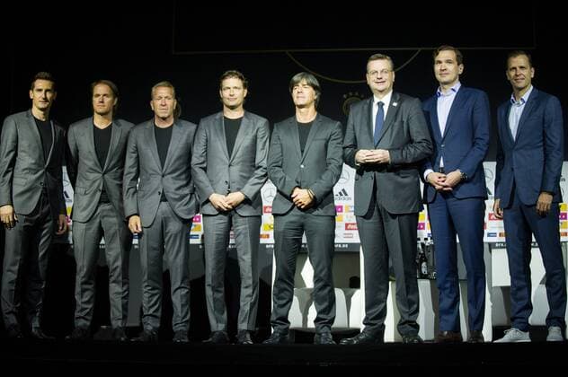Gaben die Vertragsverlaengerung bis 2022 (Trainerstab) und 2024 (Bierhoff) bekannt, v.l.n.r. Miroslav KLOSE (ehem. Fussballprofi, DFB-Praktikant, GER), Thomas SCHNEIDER (Co-Trainer, GER), Andreas KOEPKE (Köpke, Torwarttrainer, GER), Marcus SORG (Co-Trainer, GER), Joachim LOEW (Löw, Jogi, Bundestrainer GER), Reinhard Dieter GRINDEL (DFB-Praesident), Friedrich CURTIUS (Generalsekretaer, DFB), Oliver BIERHOFF (Manager, GER), ganze Figur, Querformat, Kaderbekanntgabe der deutschen Nationalmannschaft (GER) vor der WM 2018, im Fussballmuseum in Dortmund am 15.05.2018. Â