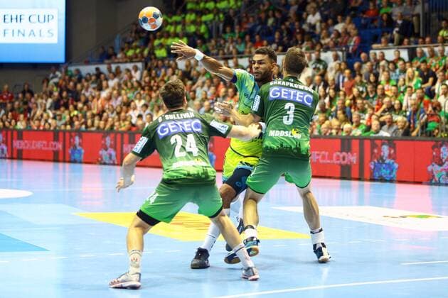 Saint Raphaël Var vs SC Magdeburg. vl Christian O Sullivan (Magdeburg, 24), Adrien Dipanda (Saint Raphael, 32), Piotr Chrapkowski (Magdeburg, 3) Zweikampf, Duell, Kampf, tackle Saint Raphaël Var vs SC Magdeburg, Handball, Ottostadt Magdeburg EHF Cup Finals 2018, Saison 2017 2018, 19.05.2018 Magdeburg Copyright: xTaeger xEibner-Pressefotox EP_tae