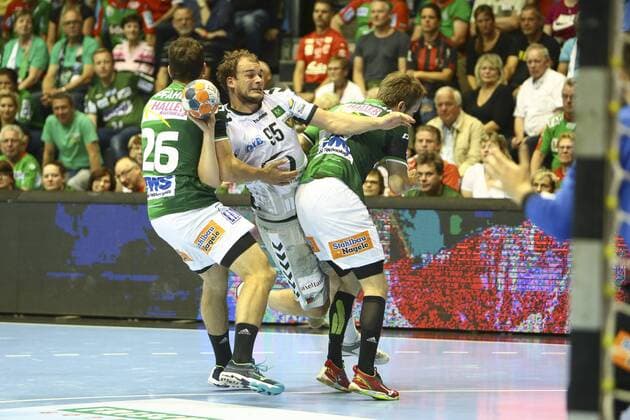 Frisch Auf Göppingen vs Füchse Berlin. vl Adrian Pfahl (Göppingen, 26), Paul Drux (Berlin, 95), Marco Rentschler (Göppingen, 27) Zweikampf, Duell, Kampf, tackle Frisch Auf Göppingen vs Füchse Berlin, Ottostadt Magdeburg EHF Cup Finals 2018, Saison 2017 2018, 19.05.2018 Magdeburg Copyright: xEibner-Pressefotox EP_taeger