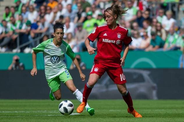 v.li.: Claudia Pires Neto (VfL Wolfsburg, 5) und Jill Roord (FC Bayern München, 10) im Zweikampf, Duell, Aktion, Action, Spielszene, Fussball, DFB-Pokal der Frauen, Finale, VfL Wolfsburg - FC Bayern München,