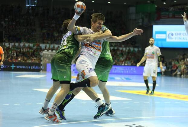 20.05.2018, xcsx, Handball EHF Cup Final 4, Handball EHF Cup Final 4, Spiel um Platz 3, SC Magdeburg - Frisch auf Göppingen, emspor, v.l. Christian O Sullivan (SC Magdeburg), Allan Damgaard Espensen (Frisch Auf! Göppingen), Piotr Chrapkowski (SC Magdeburg), Zweikampf, battle for the ball Magdeburg