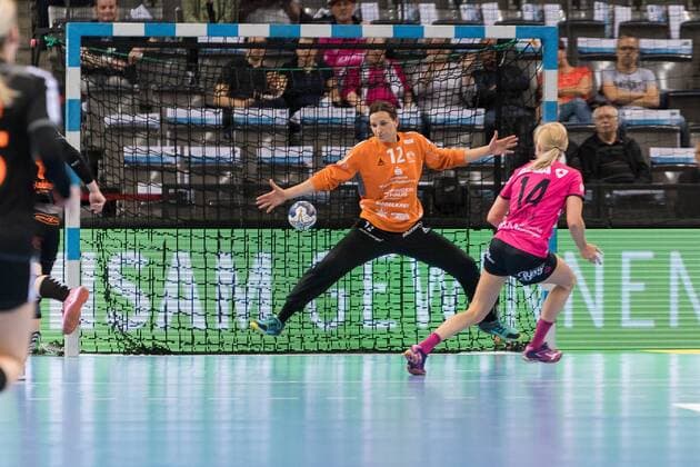Manuela Bruetsch (HSG Bad Wildungen Vipers 12), Stina Karlsson (TusSies Metzingen 14), HSG Bad Wildungen Vipers gegen TuS Metzingen, Handball, OLYMP Final4, HBF, Handball Pokalfinale, Spiel um Platz 3, 1. Bundesliga, Frauen, 20.05.2018, HSG Bad Wildungen Vipers gegen TuS Metzingen, Handball, OLYMP Final4, HBF, Handball Pokalfinale, Spiel um Platz 3, 1. Bundesliga, Frauen, 20.05.2018 Stuttgart Copyright: xFrankx Eibner-Pressefotox EP_wfk