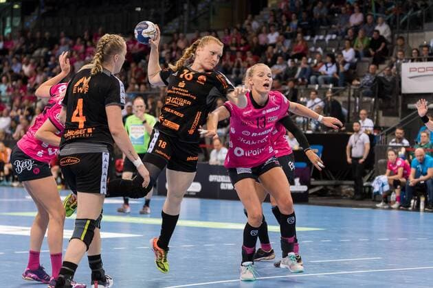 Mariel Beugels (HSG Bad Wildungen Vipers 16), Shenia Minevskaja (TusSies Metzingen 13), HSG Bad Wildungen Vipers gegen TuS Metzingen, Handball, OLYMP Final4, HBF, Handball Pokalfinale, Spiel um Platz 3, 1. Bundesliga, Frauen, 20.05.2018, HSG Bad Wildungen Vipers gegen TuS Metzingen, Handball, OLYMP Final4, HBF, Handball Pokalfinale, Spiel um Platz 3, 1. Bundesliga, Frauen, 20.05.2018 Stuttgart Copyright: xFrankx Eibner-Pressefotox EP_wfk