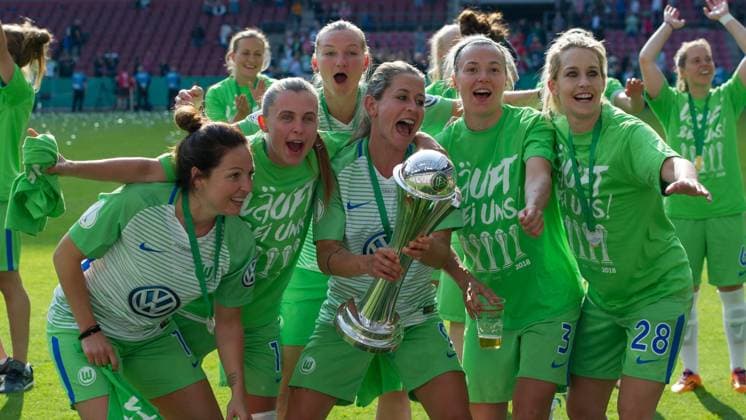v.li.: Vanessa Bernauer (VfL Wolfsburg, 18), Noelle Maritz (VfL Wolfsburg, 16), Anna Blässe (VfL Wolfsburg, 9), Zsanett Jakabfi (VfL Wolfsburg, 3) und Lena Goeßling (VfL Wolfsburg, 28) mit dem Pokal, halten den Pokal hoch, zeigen den Pokal, Jubel über den Pokalsieg, Freude, Lachen, Stimmung, feiern, Emotion, Fussball, DFB-Pokal der Frauen, Finale, VfL Wolfsburg - FC Bayern München,