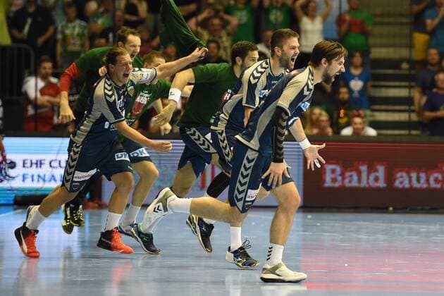 Handball, Herren, EHF-Pokal, Final Four Turnier in Magdeburg, Saison 2017 18, Endspiel, Füchse Berlin - Saint-Raphael Var Handball, Jubel nach dem Abpfiff bei den Füchsen Berlin, Mattias Zachrisson (Nr. 21, Füchse Berlin), TW Petr Stochl (Nr. 71, Füchse Berlin), Bjarki Elisson (Nr. 4, Füchse Berlin), Stipe Mandalinic (Nr. 9, Füchse Berlin), 6 , Fabian Wiede (Nr. 3, Füchse Berlin), 20.05.18, Copyright: xMichaelxHundtx xMatthiasxKochx