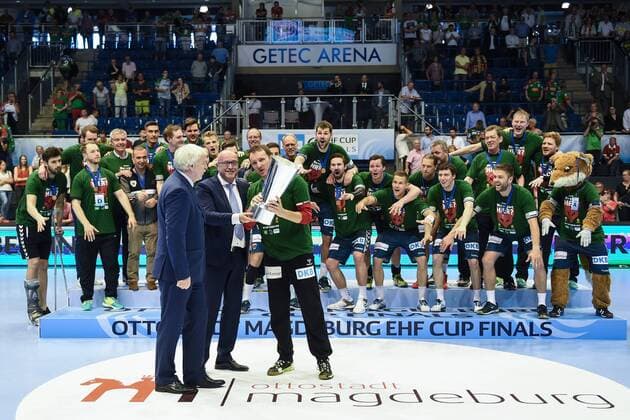 Handball, Herren, EHF-Pokal, Final Four Turnier in Magdeburg, Saison 2017 18, Endspiel, Füchse Berlin - Saint-Raphael Var Handball, Jubel nach dem Pokalsieg, TW Petr Stochl (Nr. 71, Füchse Berlin) bekommt den EHF-Pokal überreicht, 20.05.18, Copyright: xMichaelxHundtx xMatthiasxKochx