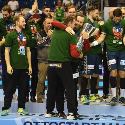 Handball, Herren, EHF-Pokal, Final Four Turnier in Magdeburg, Saison 2017 18, Endspiel, Füchse Berlin - Saint-Raphael Var Handball, Jubel nach dem Pokalsieg, TW Petr Stochl (Nr. 71, Füchse Berlin) und TW Silvio Heinevetter (Nr. 12, Füchse Berlin) freuen sich über den Erfolg, 20.05.18, Copyright: xMichaelxHundtx xMatthiasxKochx