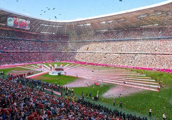 Allianz Arena Stadion, Fussballstadion, Tribuenen, Zuschauertribuene, Innenansicht, Architektur Rasen, innen, Arena, Fan, Fans, Fussballfans, supporters, spectators, Zuschauer, Jacke, Kutte, Weste, Fankurve, Schals Fanschals, Maske, Verkleidung, Suedkurve FC BAYERN MUENCHEN - VFB STUTTGART 1-4 Fussball 1. Bundesliga , Muenchen, am 12.05.2018, 34.Spieltag, Saison 2017 2018, 1.Liga, 1.Bundesliga, FCB, 28.Meistertitel,
