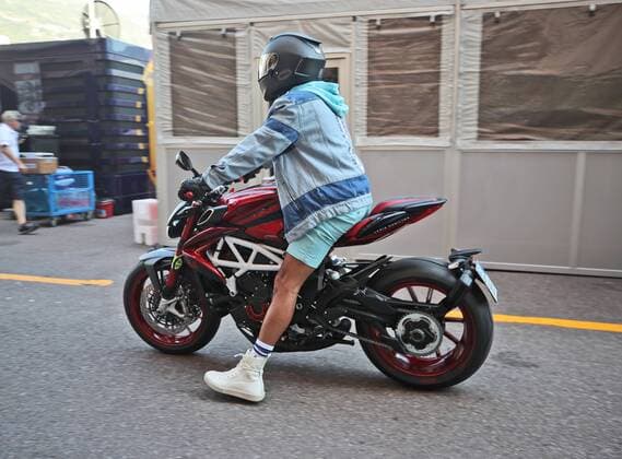 Lewis Hamilton (Mercedes AMG Petronas Formula One Team) kommt mit Motorrad an die strecke, Grosser Preis von Monaco 2018, Rennen, Motorsport, Formel 1, 24.05.2018, Grosser Preis von Monaco 2018, Rennen, Motorsport, Formel 1, 24.05.2018 Monte Carlo Copyright: xIllman Eibner-Pressefotox EP_ANS