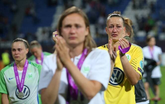 Wolfsburg vs Lyon, Finale CL Frauen, Kiew, Ukraine, 24.05.2018, FUßBALL - VfL Wolfsburg vs Olympique Lyon, Finale UEFA Frauen Champions League, Saison 2017-18. Bild zeigt: Torfrau Almuth Schult (VfL Wolfsburg), Ewa Pajor (VfL Wolfsburg), Caroline Graham Hansen (VfL Wolfsburg), enttäuscht, traurig, niedergeschlagen, verzweifelt, down, frust, frustriert, enttäuschung Kiew