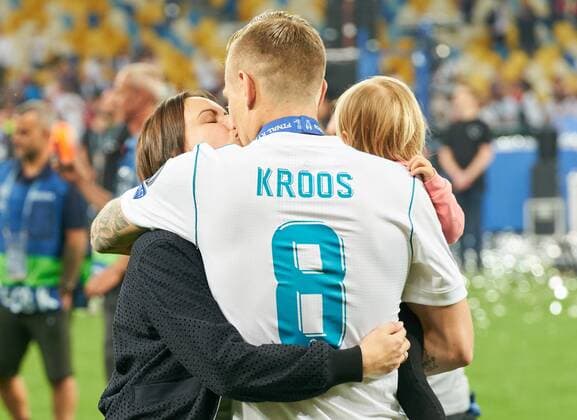 Fußball, Real Madrid gewinnt Champions League Jessica Farber, Frau von Toni KROOS, Real Madrid 8 mit Tochter und Sohn Leon, mit Champions League Pokal, Trophaee, Pott, ceremony, REAL MADRID - FC LIVERPOOL Fussball UEFA Champions League, Finale, Kiew, Ukraine, May 26, 2018 CL Season 2017 2018