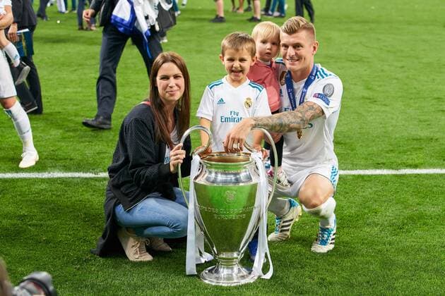 Fußball, Real Madrid gewinnt Champions League Jessica Farber, Frau von Toni KROOS, Real Madrid 8 und Sohn Leon, mit Champions League Pokal, Trophaee, Pott, ceremony, REAL MADRID - FC LIVERPOOL Fussball UEFA Champions League, Finale, Kiew, Ukraine, May 26, 2018 CL Season 2017 2018