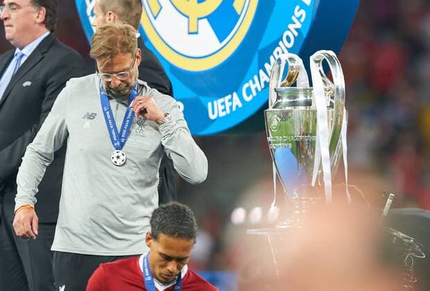 Juergen KLOPP, Trainer Liverpool , Emotionen, enttaeuscht, Enttaeuschung, Frust, frustriert, Trauer ,traurig, verzweifelt, Verzweiflung neben Champions League Pokal, Trophaee, Pott, ceremony, REAL MADRID - FC LIVERPOOL Fussball UEFA Champions League, Finale, Kiew, Ukraine, May 26, 2018 CL Season 2017 2018