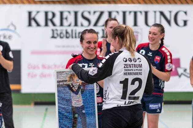 Monika Lide (SG H2Ku Herrenberg Kuties 12), Verabschiebung, , Carolin Tuc (SG H2Ku Herrenberg Kuties 77), SG H2Ku Herrenberg Kuties vs. SG 09 Kirchhof, Handball, 2.Bundesliga, Frauen, HBF, Saison 17 18, 26.05.2018, SG H2Ku Herrenberg Kuties vs. SG 09 Kirchhof, Handball, 2.Bundesliga, Frauen, HBF, Saison 17 18, 26.05.2018 Herrenberg Copyright: xEIBNER WolfgangxFrankx EP_WFK