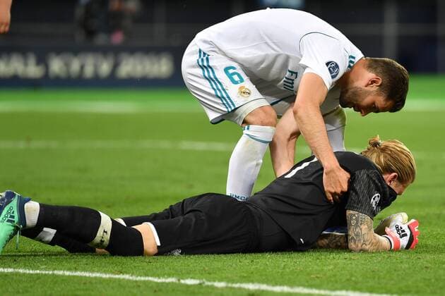 Loris KARIUS (Torwart Liverpool),Enttaeuschung,Frust,enttaeuscht, frustriert,niedergeschlagen nach Spielende, wird von NACHO (Real Madrid) getroestet, Trost . Fussball Champions League Finale 2018 Real Madrid-FC Liverpool 3-1, Saison2017 18, am 26.05.2018, Stadion NSK Olimpiyskyi