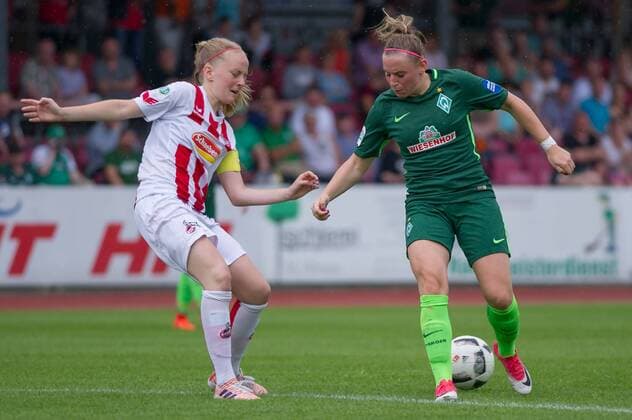 v.li.: Anna Kirschbaum (1. FC Köln, 5) und Cindy König (SV Werder Bremen, 11) im Zweikampf, Duell, Aktion, Action, Spielszene, Fussball, Allianz Frauen-Bundesliga, 1. FC Köln - SV Werder Bremen,