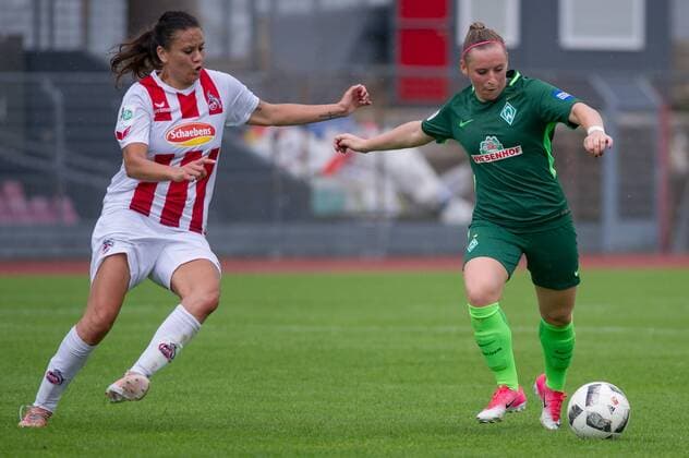 v.li.: Amber Hearn (1. FC Köln, 10) und Cindy König (SV Werder Bremen, 11) im Zweikampf, Duell, Aktion, Action, Spielszene, Fussball, Allianz Frauen-Bundesliga, 1. FC Köln - SV Werder Bremen,